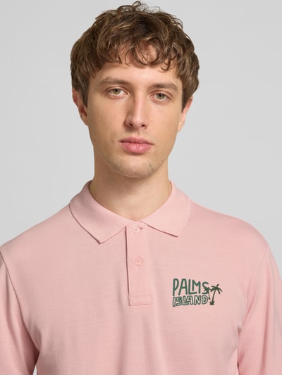 Männermodel trägt Regular Fit Poloshirt mit Print und Knopfleiste Modell 'MAILLE' von Blend aus Reine Baumwolle, Nahaufnahme Oberkörper. Rückenlänge bei Größe M: 72 cm.