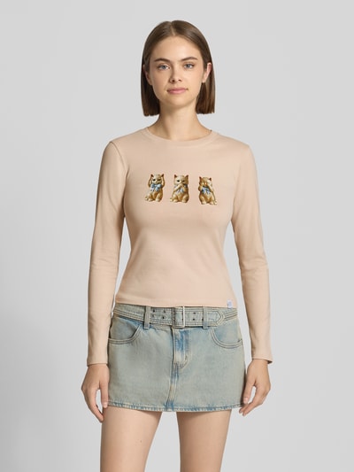 Kobieta prezentuje Regular Fit Langarmshirt mit Katzen-Print od DAISY STREET, mieszanka bawełny z dodatkiem streczu, prążkowana plisa, nadruk w kotki, krój z długim rękawem, długość tyłu w rozmiarze S: 48 cm, widok całej sylwetki z przodu.