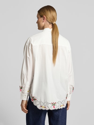 Frauenmodel trägt weiße Damen Langarmbluse Modell 'JAYME' von Essentiel Antwerp mit farbigen Stickereien, Ganzkörperansicht Rückansicht.