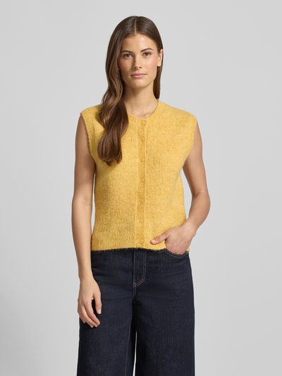 Modelka kobieca ma na sobie Regular Fit Strickjacke aus Woll-Mix od Selected Femme, kolor jednolity, bez rękawów, okrągły dekolt, dzianina; widok całej sylwetki z przodu.