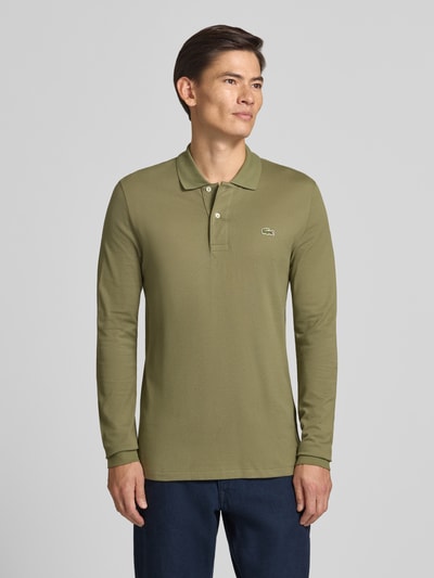 Mannenmodel draagt Regular Fit poloshirt uit puur katoen van Lacoste in olijfgroen, effen, Heren poloshirt van Lacoste, frontale opname bovenlichaam.
