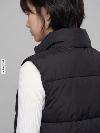 Männermodel trägt czarna kamizelka o kroju regular fit ze stójką Regular Fit Weste mit Stehkragen von PIECES, tekstura gładka, Ganzkörperansicht Rückansicht, KI-modifiziertes Bild