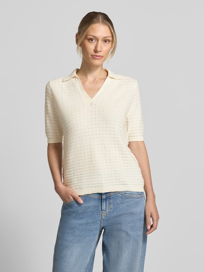 Vrouwenmodel draagt Regular Fit Poloshirt uit katoenmix van comma, tricotlook, polokraag, 1/2-mouwen, ruglengte maat 36: 56 cm, mouwlengte maat 36: 26 cm, crème, structuurtextuur, voorkant bovenlichaam close-up.