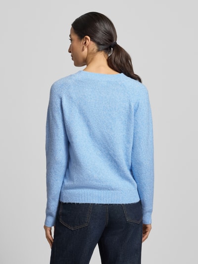 Frauenmodel trägt Regular Fit Strickpullover mit Crew Neck Modell 'DOFFY' von Vero Moda, unifarben hellblau, gerippte Abschlüsse, Stricktextur, Ganzkörperansicht Rückansicht.