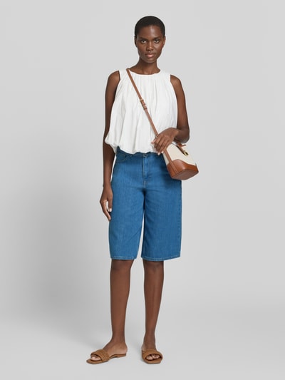 Modelka nosi Regular Fit Bermudas aus Bio-Baumwoll-Mix Modell 'TENNA' von Selected Femme, denim, pasek, 5 kieszeni, widok całej sylwetki z przodu.