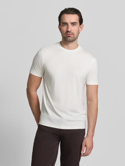 Männermodel trägt Regular Fit T-Shirt mit Rundhalsausschnitt von Emporio Armani in Weiß, kurzärmelig, glatte Textur, Ganzkörperansicht von vorne.