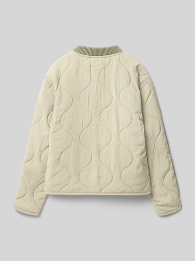 Mädchen trägt Regular Fit Jacke aus Viskose-Mix in Stepp-Optik Modell 'Varah' von CARS JEANS, Rückansicht, kinder, Stepp-Optik, Stehkragen, Reißverschluss, Eingrifftaschen, Rückenlänge 50 cm, Schulterbreite 39 cm, Ärmellänge 49 cm, Größe 140. Ganzkörperansicht Rückansicht.