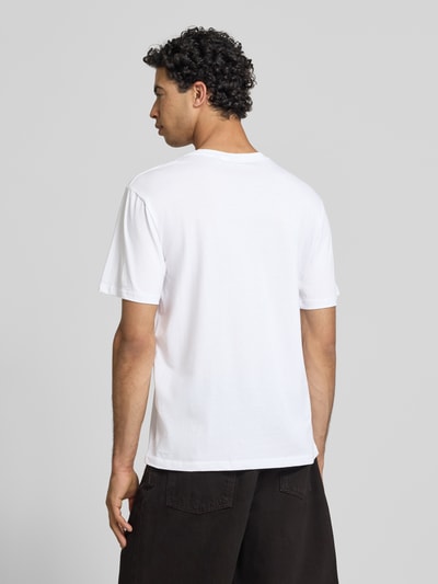Männermodel trägt Regular Fit T-Shirt aus reiner Baumwolle Modell 'MAGDY LIFE' von Only & Sons, unifarben, Rückansicht.