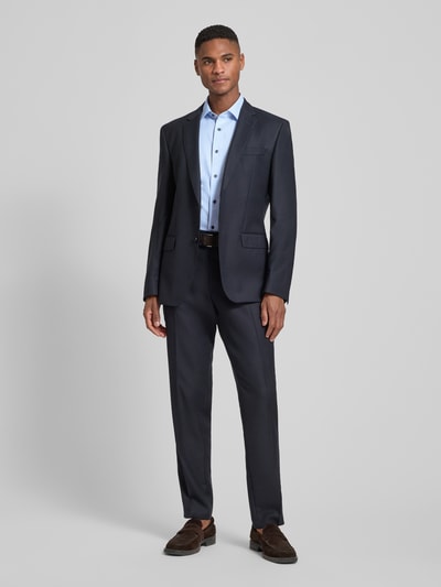 Männermodel trägt Regular Fit Business-Hemd mit Kentkragen von OLYMP in Hellblau, unifarben, reine Baumwolle, Ganzkörperansicht von vorne.