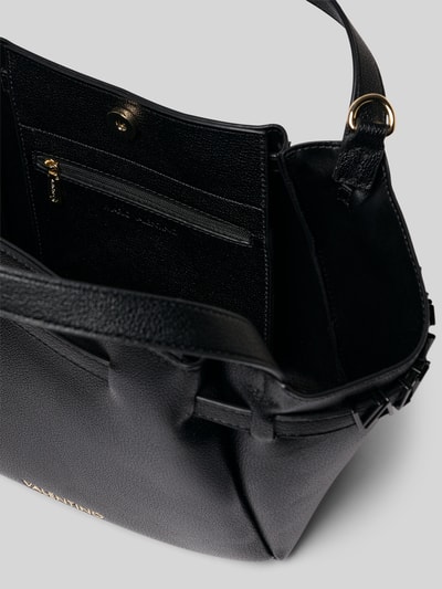 Produktfoto, schwarze Handtasche mit Label-Detail Modell 'MEDEA' von VALENTINO BAGS, Druckknopfverschluss, Reißverschlussfach innen, strukturierte Oberfläche, Hauptfach, kurze Tragegriffe, verstellbarer Schultergurt, zusätzliche Reißverschlusstasche, Breite 37 cm, Länge 23 cm, Tiefe 13 cm, Länge Schulterriemen 35 cm