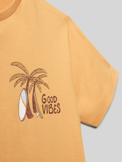 Mädchen trägt Regular Fit T-Shirt mit Statement-Print von Mayoral in Gelb, reine Baumwolle, Motiv-Print, Rundhalsausschnitt, Nahaufnahme Oberkörper.