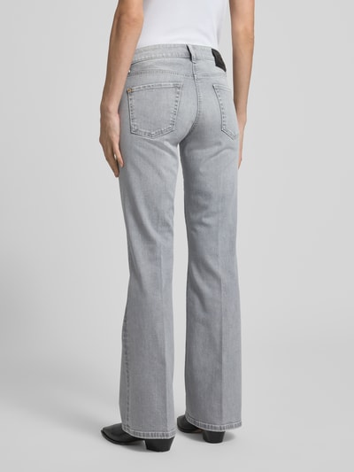 Modelka nosi Flared Fit Jeans aus Baumwoll-Mix od Cambio w jasnoszarym kolorze, pięć kieszeni, krój flared fit, szerokość w rozmiarze 36: 38 cm, długość nogawki 83 cm, widok całej sylwetki z tyłu.