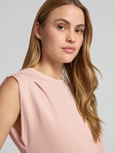 Kobiece model prezentuje Top mit Rundhalsausschnitt und Kappärmeln von Jake*s Collection, mieszanka modalu, prosty krój, okrągły dekolt, krótkie rękawy, długość tyłu w rozmiarze S: 54 cm, jasnoróżowy kolor, gładka tekstura, zbliżenie na górną część ciała