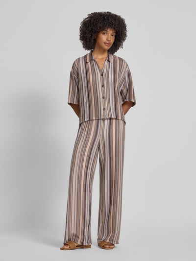 Frauenmodel trägt Wide Leg Hose im Allover-Look mit elastischem Bund von Smith and Soul im gestreiften Material-Mix mit Stretch-Anteil, Ganzkörperansicht von vorne.