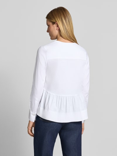 Frauenmodel trägt Regular Fit Bluse mit Knopfleiste von Milano Italy in Weiß, Rüschenbesatz, Rundhalsausschnitt, langärmelig, Ganzkörperansicht Rückansicht.