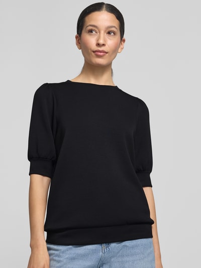 Frauenmodel trägt Damen Sweatshirt mit 1/2-Arm Modell 'BANU' von Soyaconcept, schwarzer Material-Mix mit Modal-Anteil, Regular-Fit, Rundhalsausschnitt, Puffärmel, Ganzkörperansicht von vorne