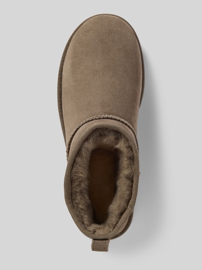 Produktfoto, Boots aus Leder mit Label-Patch Modell 'CLASSIC ULTRA MINI' von UGG, okrągły kształt, profilowana podeszwa, wysokość obcasa 3 cm, wysokość cholewki 8 cm, szerokość w rozmiarze 40: 14 cm, powierzchnia matowa, tekstura miękka