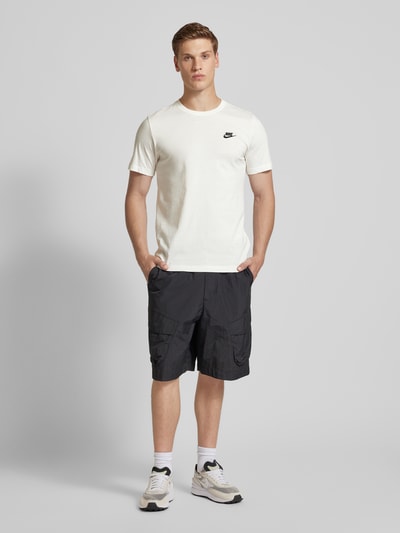 Nike T-shirt z wyhaftowanym logo Złamany biały 1