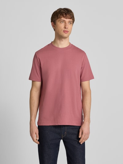 Männermodel trägt Relaxed Fit Oversized Shirt aus reiner Baumwolle von Marc O'Polo Denim, Optik: Unifarben, Ganzkörperansicht von vorne.