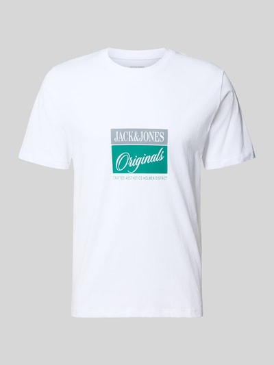 Produktfoto, T-Shirt mit Statement-Print Modell 'RHYERES' von Jack & Jones aus reiner gewachster Baumwolle, Regular-Fit, weiße Grundfarbe, Rundhalsausschnitt, bunter Frontdruck, Rückenlänge 67 cm bei Größe M.