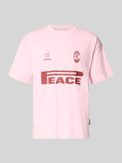 Produktfoto, Oversized T-Shirt mit Logo-Print von ANOTHER COTTON LAB in Rosa mit rotem Print, reine Baumwolle, strukturierte Oberfläche