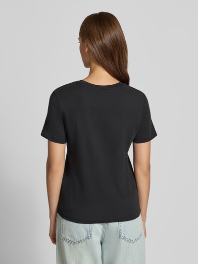 Männermodel trägt schwarzes Regular Fit T-Shirt aus reiner Baumwolle Modell 'KITA' von ONLY, Damski t-shirt marki ONLY, Ganzkörperansicht Rückansicht