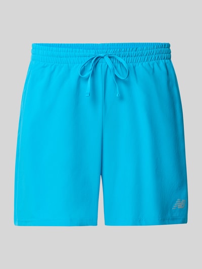 Produktfoto, Shorts mit elastischem Bund und Logo von New Balance, leuchtend blau, glatte Textur, Regular Fit, Logo vorn, Herren Shorts, elastischer Bund, Innenhose, Bundweite 40 cm, Innenbeinlänge 13 cm