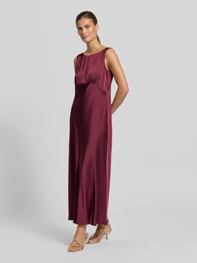 Frauenmodel trägt Cocktailkleid aus Satin mit Rundhalsausschnitt von V by Vera Mont in A-Linie, Maxikleid, bordeaux, Ganzkörperansicht von vorne. Rückenlänge bei Größe 36: 137 cm, Brustweite bei Größe 36: 41 cm, glatter Satin-Look.