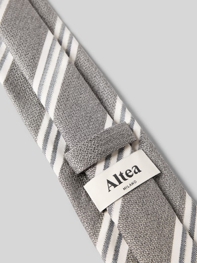 Produktfoto, Krawatte mit Label-Detail Modell 'Gange' von altea aus Seide-Baumwoll-Mix, klassische Passform, gestreift, Breite 8 cm, graue und weiße Farben, Struktur mit leicht texturierter Oberfläche