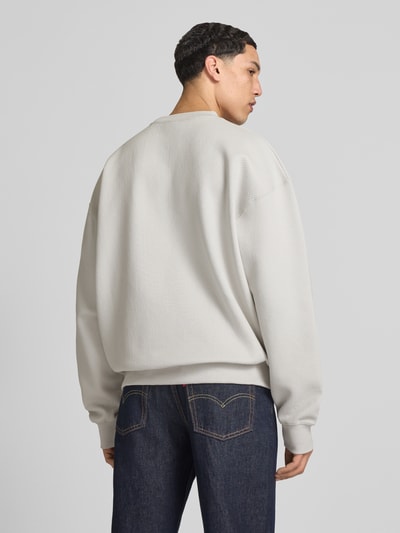 Männermodel trägt Oversized Fit Sweatshirt mit Logo-Stitching Modell 'Tate' von Pegador, witte kleur, structuurpatroon, katoenmix, rugaanzicht, ganzkörperansicht rückansicht.