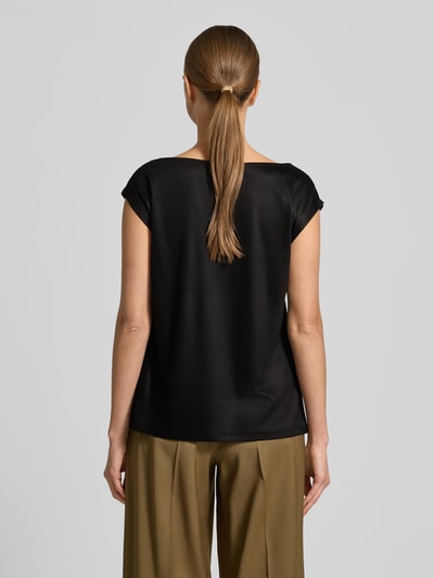 Frauenmodel trägt Regular Fit Blusentop aus reiner Viskose von s.Oliver BLACK LABEL in Schwarz, Satinstruktur, Ganzkörperansicht Rückansicht.
