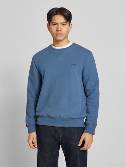 Männermodel trägt blauw heren sweatshirt met ronde hals, katoenmix, regular fit, labelstitching, Superdry, voorkant, Ganzkörperansicht von vorne