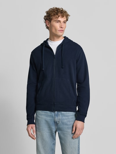 Męski model nosi Relaxed Fit Sweatjacke aus reiner Baumwolle von s.Oliver RED LABEL, granatowa, struktura gładka, Ganzkörperansicht von vorne
