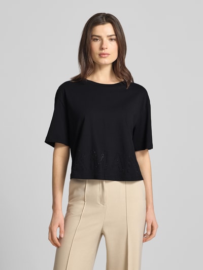 Frauenmodel trägt Boxy Fit T-Shirt mit Ziersteinbesatz von ARMANI EXCHANGE in Schwarz, Rundhalsausschnitt, Baumwolle, Nahaufnahme Oberkörper.