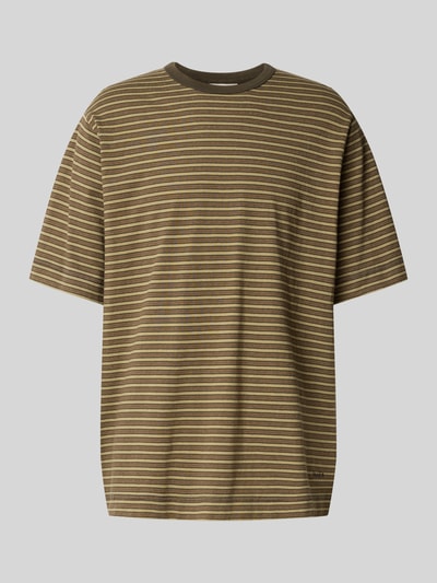 Produktfoto, Relaxed Fit T-Shirt mit Label-Stitching von Forét, grün-braune Streifen, reine Baumwolle, Rundhalsausschnitt, Halbarm.