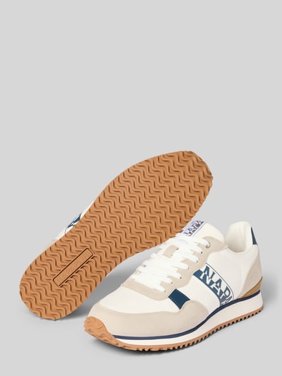 Produktfoto, Sneaker mit Label-Details Modell 'COSMOS' von Napapijri in Beige, Weiß und Dunkelblau mit abgerundeter Spitze, Gummisohle, Schnürung, Details zur Schafthöhe, Absatzhöhe und Schaftweite