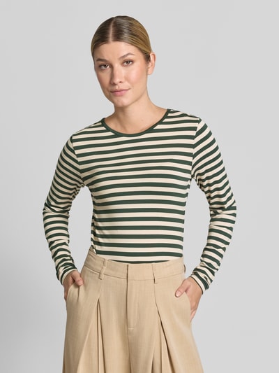 Vrouwenmodel draagt Skinny Fit Longsleeve uit viscosemix model 'Liana' van FREE/QUENT, beige-groen gestreept, ronde hals, bovenlichaam close-up.