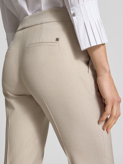 Frauenmodel trägt Regular Fit schmale Hose mit Viskose-Anteil Modell 'HILESA' von HUGO, Optik: Unifarben, Materialverarbeitung: Piqué, Detailaufnahme Rückansicht.