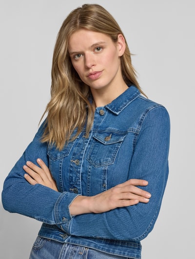 Frauenmodel trägt Regular Fit Jeansjacke aus Baumwoll-Mix Modell 'WONDER' von Only in Denim-Optik mit Knopfleiste, Nahaufnahme Oberkörper.