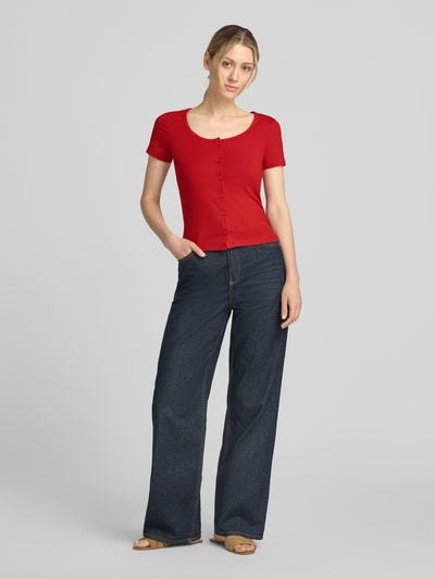 Vrouwenmodel draagt Slim Fit T-shirt met doorlopende knoopsluiting van Jake*s, mix van katoen en modal, ronde hals, ruglengte maat S 49 cm, volledige vooraanzicht.