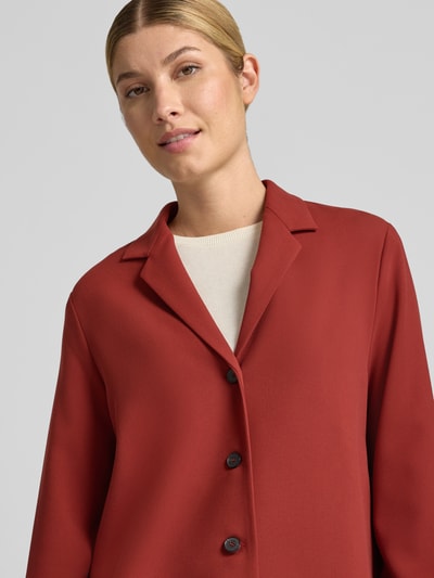 Frauenmodel trägt Bluse mit Knopfleiste von windsor., rot, Material-Mix mit Viskose, lockere Passform, Reverskragen, Nahaufnahme Oberkörper.