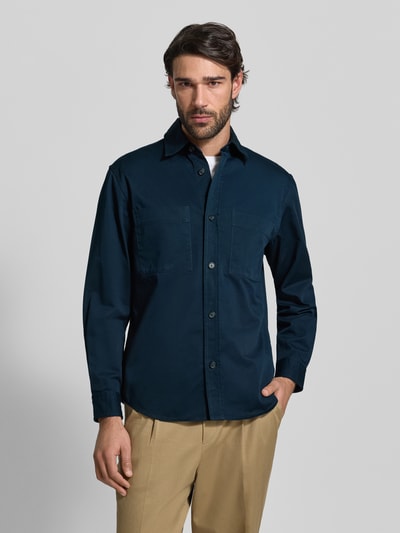 Männermodel trägt Relaxed Fit Hemdjacke aus reine katoen Modell 'H-OWEN-K-2PP-261' van BOSS, effen donkerblauw, borstzak, voorkant, halfhoge opname