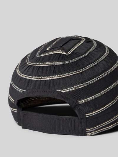 Produktfoto, Baseball Cap mit Streifen und verstellbarem Riegel von Loevenich, schwarze Kappe mit hellen Nähten, strukturierte Stofftextur, verstärkter Schirm, Rückansicht, verstellbarer Klettverschluss.