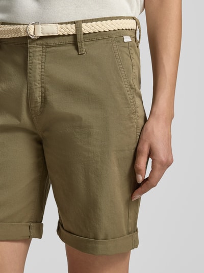 Frauenmodel trägt Chino-Shorts mit Gürtel von MAC aus Baumwoll-Elasthan-Mix, Regular-Fit, Eingrifftaschen, Nahaufnahme Oberkörper.