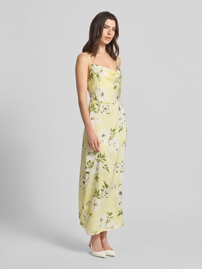 Frauenmodel trägt Midikleid im Allover-Look Modell 'RAVENNA' von Vila aus Satin mit Wasserfall-Ausschnitt und Spaghettiträgern, heller Grundton mit floralem Muster, Rückenlänge bei Größe 36: 126 cm, Brustweite 33 cm, Gerader-Schnitt, Ganzkörperansicht von vorne.