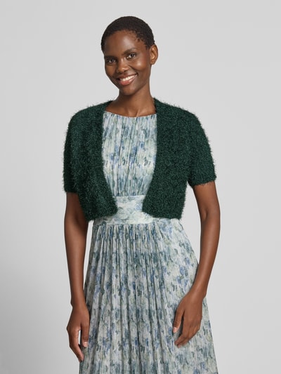 Frauenmodel trägt Cropped Bolero mit 1/2-Arm von V.M. in Dunkelgrün, offene Front, Straight Fit, weiche Struktur, Rückenlänge bei Größe S: 41 cm, Nahaufnahme Oberkörper.