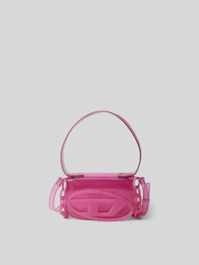 Produktfoto, Shoulder Bag mit Logo-Detail von Diesel in leuchtendem Pink mit Überschlag, doppeltem Schulterriemen und Magnetverschluss, glatte strukturierte Oberfläche, rechteckige Form, Maße 19x14x6 cm.