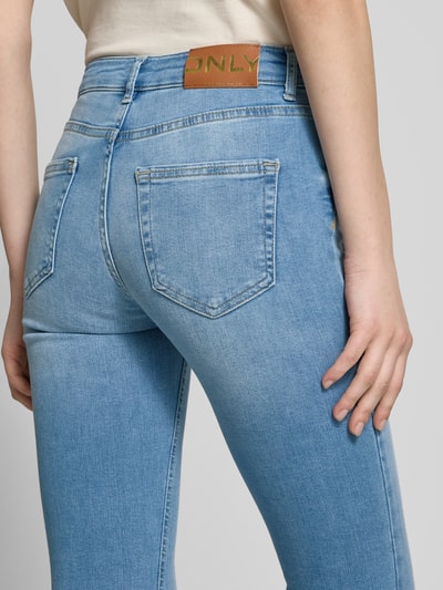 Only Jeansy o rozkloszowanym kroju z naszywką z logo model ‘BLUSH’ Jeansowy niebieski 3