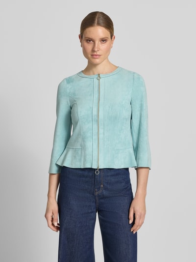 Modelka nosi Blazer mit Zweiwege-Reißverschluss und 3/4-Arm von Betty Barclay, jasny turkus, materiał z domieszką stretchu, krój taliowany, okrągły dekolt, długość tyłu w rozmiarze 36: 56 cm, szerokość w rozmiarze 36: 50 cm, długość rękawa w rozmiarze 36: 54 cm, widok całej sylwetki z przodu.