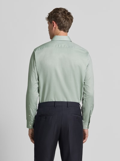 Männermodel trägt Regular Fit Business-Hemd mit Kentkragen van Christian Berg Men in lichtgroen katoen, lange mouwen, rugaanzicht, context: heren business-hemd van Christian Berg Men, regular fit, kentkraag, volledige knoopsluiting, pure katoen, ruglengte 78 cm, schouderbreedte 45 cm, mouwlengte 65 cm